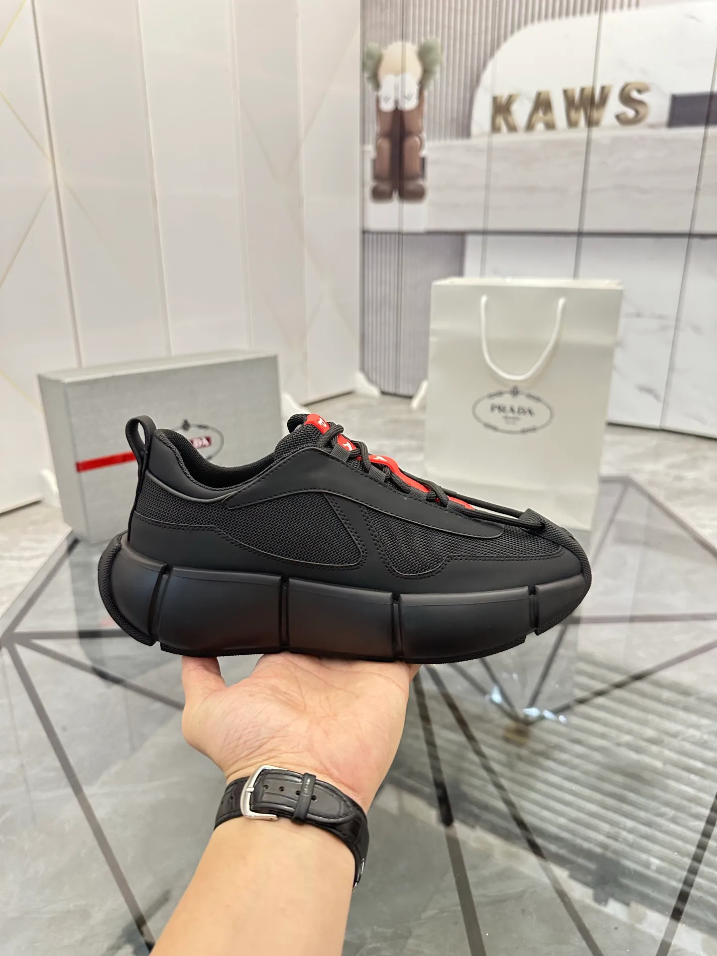 Men's shoes for sale 💰: 💰P540¥ High-end top quality Product trademark: Prada *"Prada*" low-top casual shoes Regular size: 38-45 (can be customized to 46) Product materials: upper imported first-layer cowhide spliced ​​with breathable mesh, breathable lining, cowhide foot pads, original ultra-light foam outsole. No.: 001